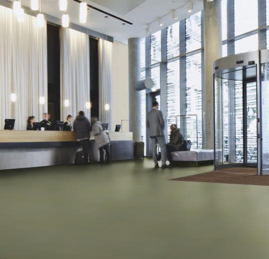 Мармолеум Forbo Marmoleum click Rosemary green 333355 фото в интерьере